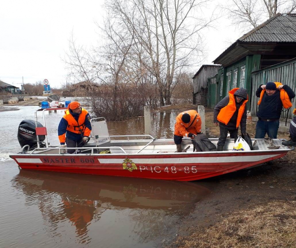 Спасатели организовали для жителей лодочную переправу