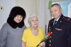 Полицейские Ирбита поздравили ветеранов Министерства внутренних дел с наступающим 8 марта