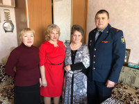 Руководство ирбитского СИЗО-2 поздравило на дому женщин-ветеранов с Международным женским днем