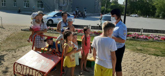 Сотрудники ГИБДД приходят к детям на детские площадки
