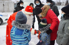 В Ирбите полицейский Дед Мороз продолжает череду поздравлений