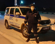 Ирбитские сотрудники ГИБДД спасли от холода водителя и экспедитора автомобиля, перевозящего медикаменты для сети аптек