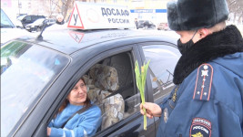 Накануне весеннего праздника в городе Ирбите прошла акция «Цветы для автоледи»