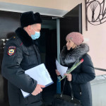Ирбитские полицейские в рамках акции «8 марта – в каждый дом» поздравили женщин с наступающим праздником