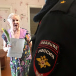 Ирбитские полицейские в рамках акции «8 марта – в каждый дом» поздравили женщин с наступающим праздником