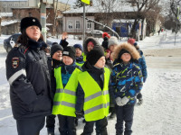 Ирбитские полицейские и школьники принимают участие в акции «Шагающий автобус»