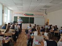 В Ирбите сотрудники Госавтоинспекции проводят профилактические беседы со школьниками