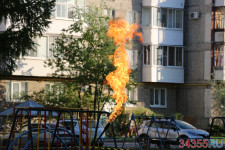 Выгорание остатков газа из подземного резервуара. 13.05.2021 г. Ирбит, ул. Советская, 59
