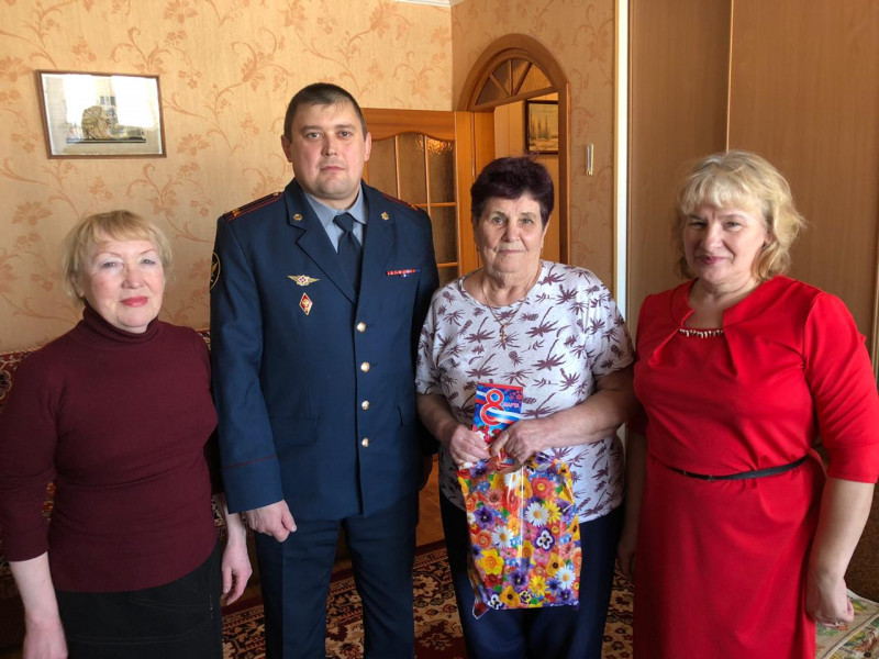 Руководство ирбитского СИЗО-2 поздравило на дому женщин-ветеранов с Международным женским днем