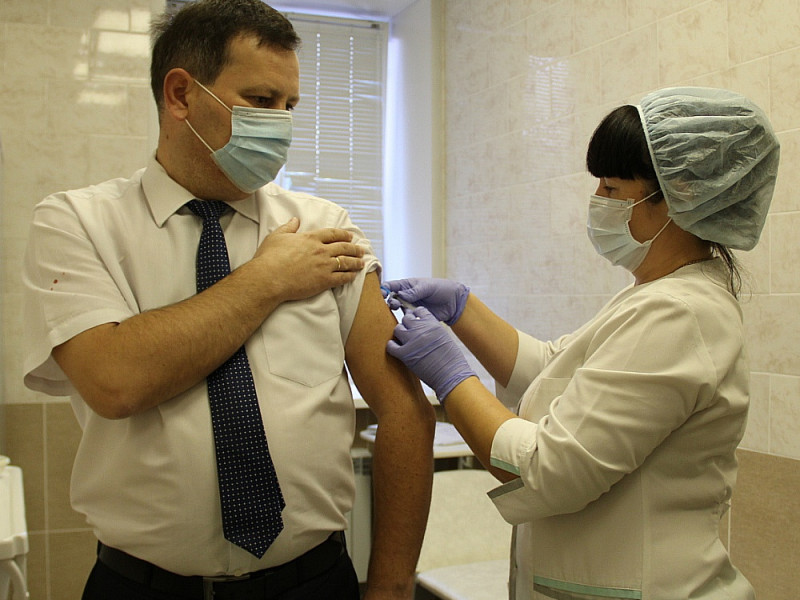 Глава Ирбитского района, Алексей Никифоров поставил прививку от сезонного заболевания