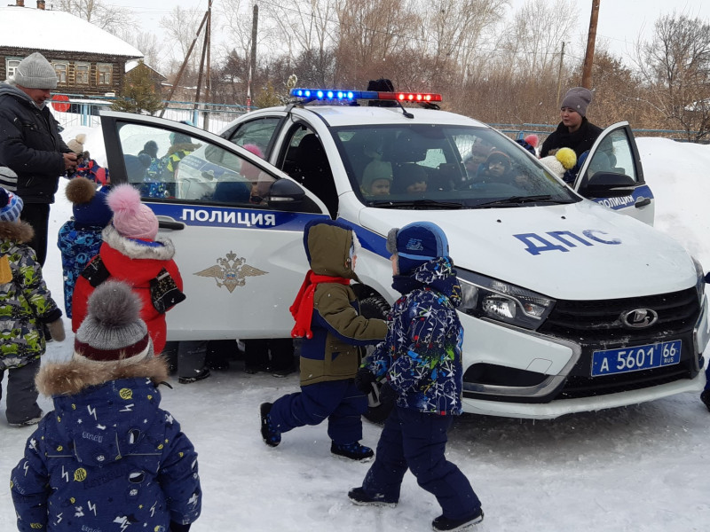 Сотрудники Госавтоинспекции Ирбита провели для дошколят экскурсию к патрульному автомобилю