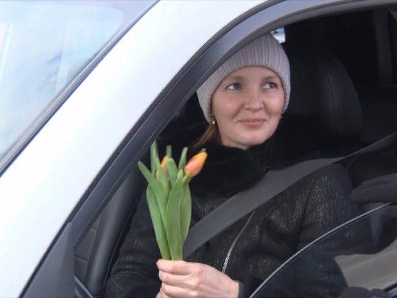 Накануне весеннего праздника в городе Ирбите прошла акция «Цветы для автоледи»