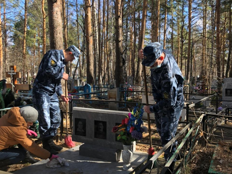 Сотрудники СИЗО-2 привели в порядок могилы ветеранов