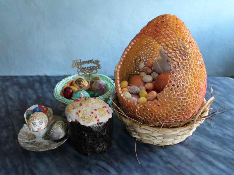 Огромное пасхальное яйцо из макарон изготовила на конкурс сотрудница ирбитского СИЗО-2
