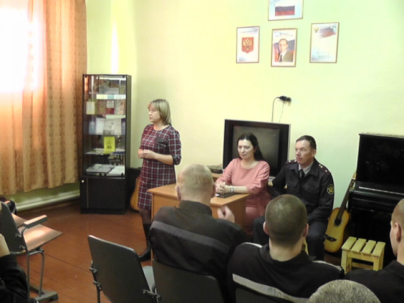 В СИЗО-2 осужденным отряда хозяйственного обслуживания рассказали об истории волонтерского движении в России