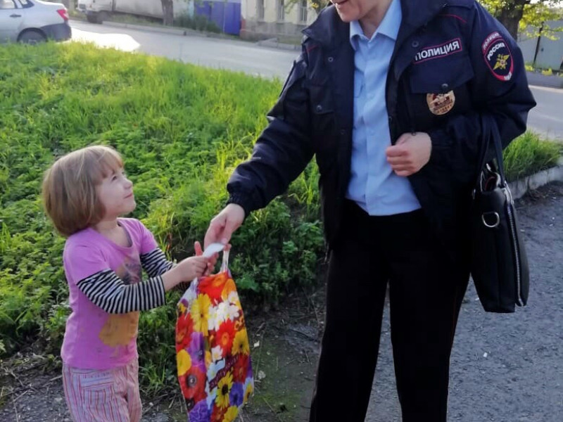 В Ирбите сотрудники полиции подарили детям канцтовары